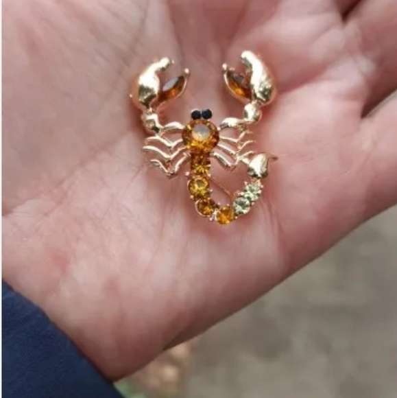 18K gold plated Orange and white crystal scorpion brooch - Picture 9 of 15